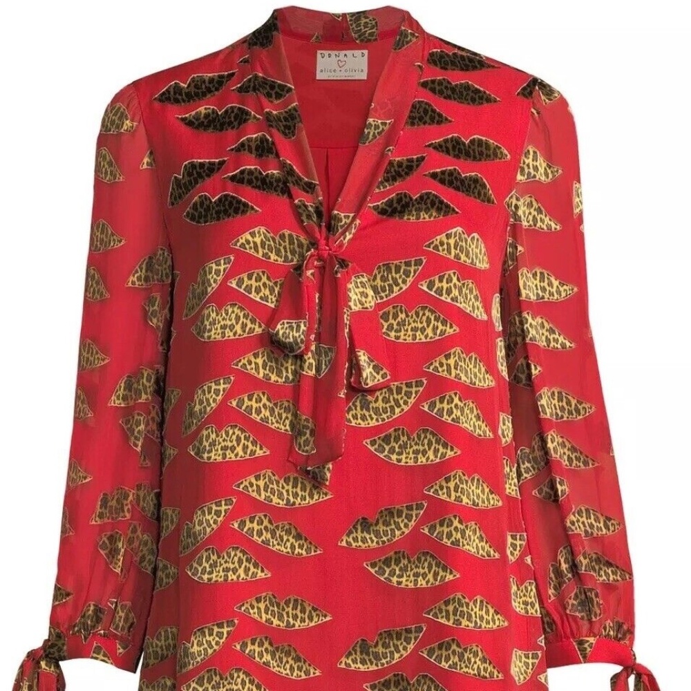 Alice + Olivia x Donald Sheila Tie Neck Blouse Red Leopard Lips Print, XS